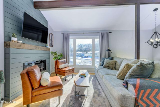 17 Benjamin Lane, Colonie, NY 12205