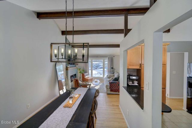 17 Benjamin Lane, Colonie, NY 12205