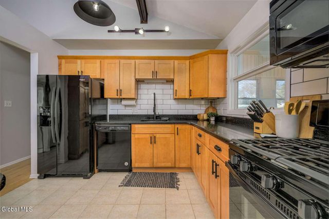 17 Benjamin Lane, Colonie, NY 12205