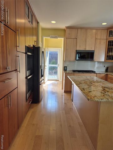 3681 High Grove Way, Lake Orion, MI 48360