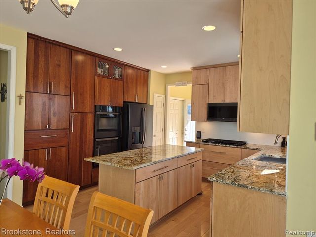 3681 High Grove Way, Lake Orion, MI 48360