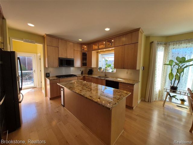 3681 High Grove Way, Lake Orion, MI 48360