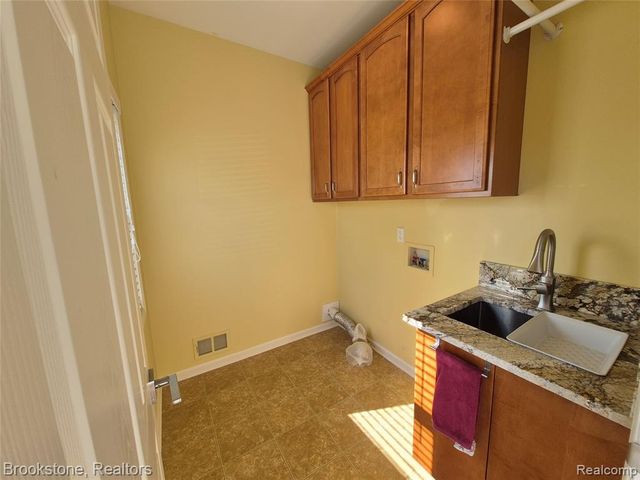 3681 High Grove Way, Lake Orion, MI 48360