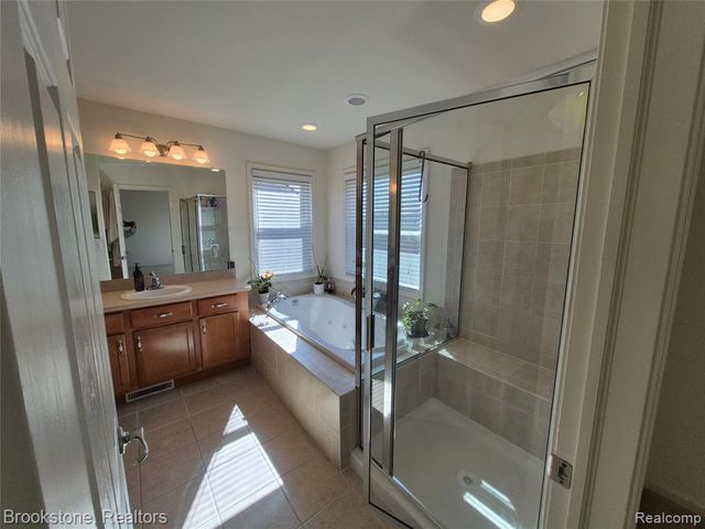 3681 High Grove Way, Lake Orion, MI 48360