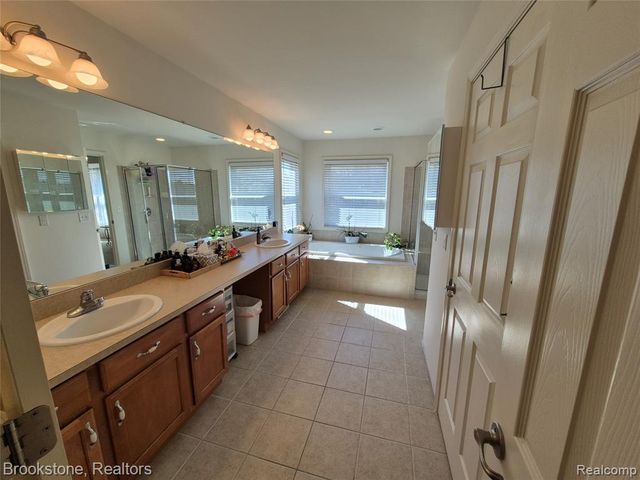 3681 High Grove Way, Lake Orion, MI 48360