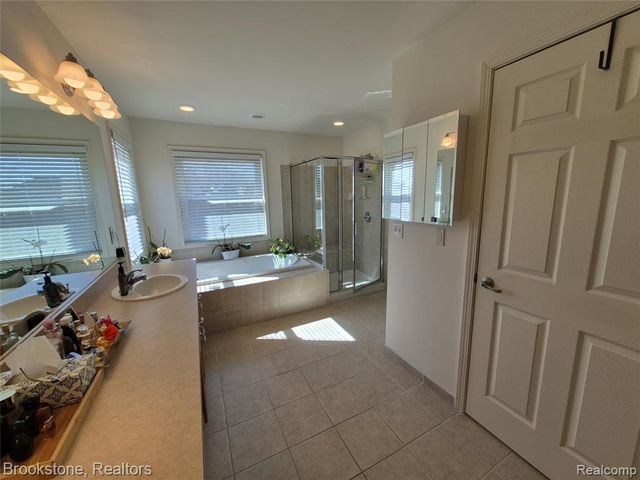 3681 High Grove Way, Lake Orion, MI 48360