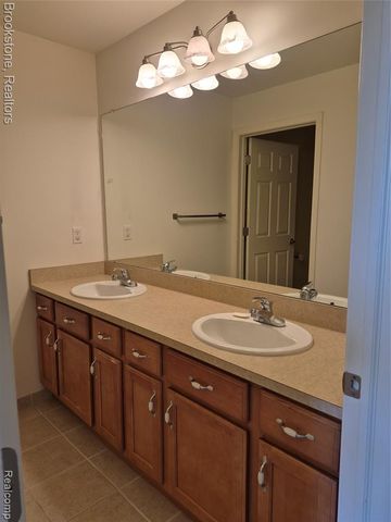 3681 High Grove Way, Lake Orion, MI 48360