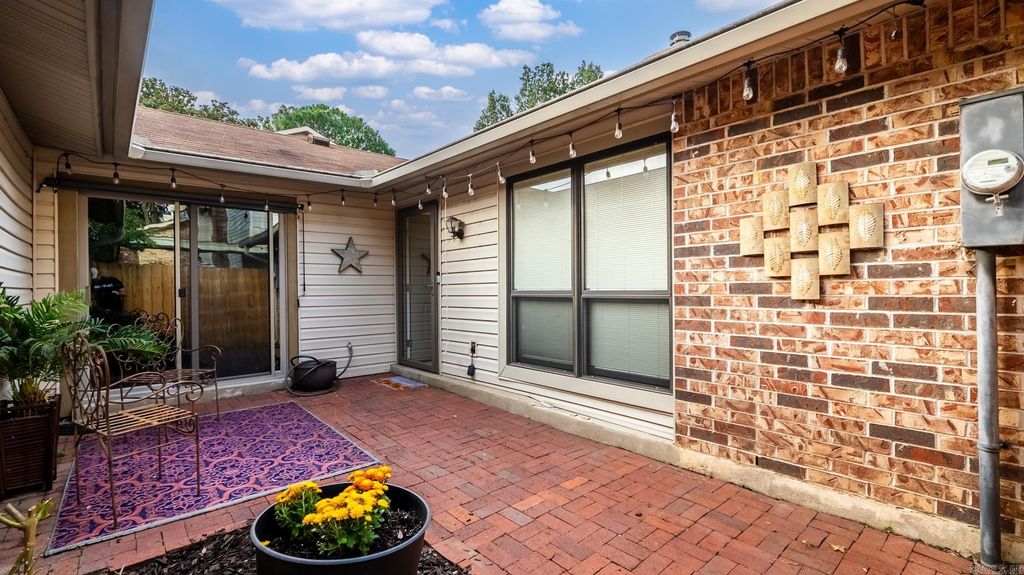 40 Hampshire Circle, Little Rock, AR 72212