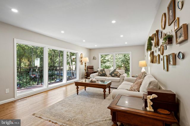 10204 WESTFORD DR, Vienna, VA 22182