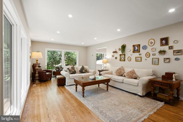 10204 WESTFORD DR, Vienna, VA 22182
