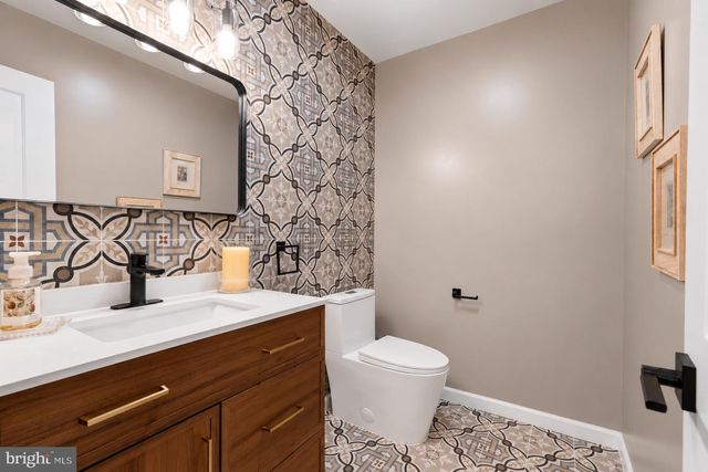 10204 WESTFORD DR, Vienna, VA 22182