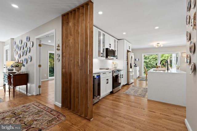 10204 WESTFORD DR, Vienna, VA 22182