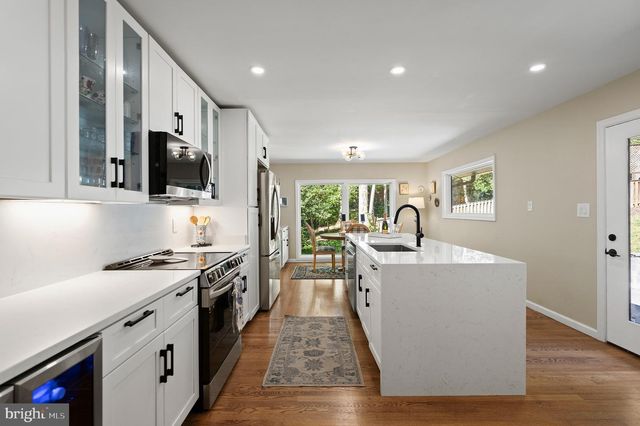 10204 WESTFORD DR, Vienna, VA 22182