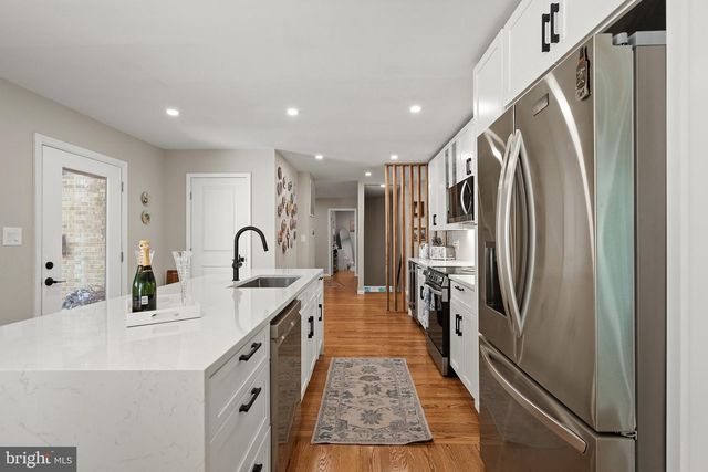 10204 WESTFORD DR, Vienna, VA 22182
