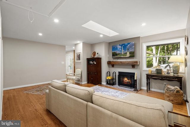 10204 WESTFORD DR, Vienna, VA 22182