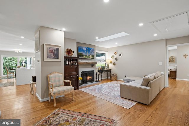 10204 WESTFORD DR, Vienna, VA 22182