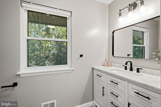 10204 WESTFORD DR, Vienna, VA 22182