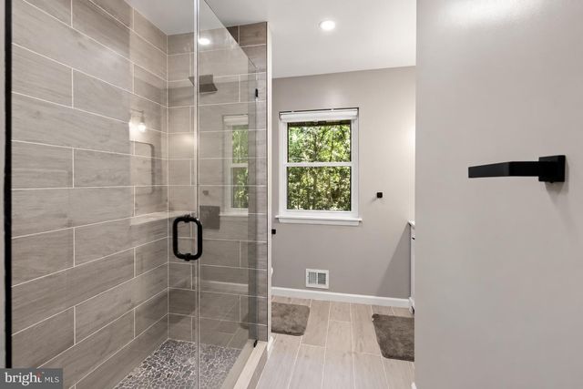 10204 WESTFORD DR, Vienna, VA 22182