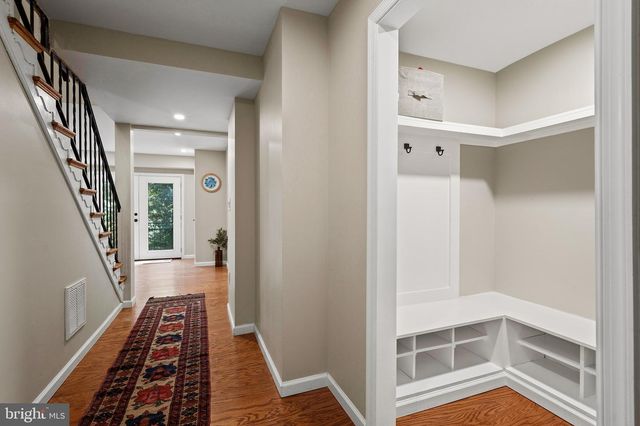 10204 WESTFORD DR, Vienna, VA 22182