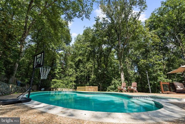10204 WESTFORD DR, Vienna, VA 22182