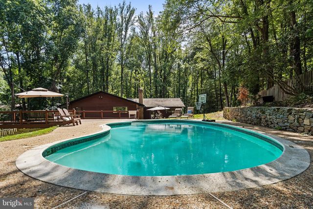 10204 WESTFORD DR, Vienna, VA 22182