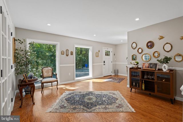 10204 WESTFORD DR, Vienna, VA 22182