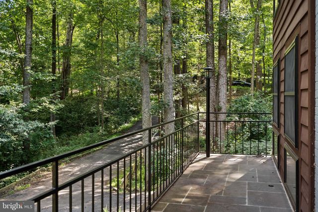 10204 WESTFORD DR, Vienna, VA 22182