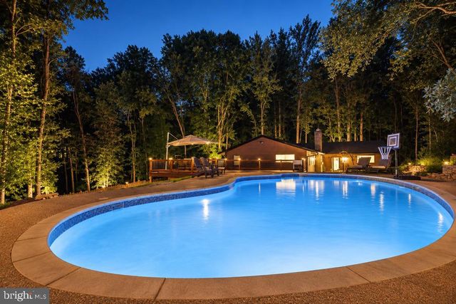 10204 WESTFORD DR, Vienna, VA 22182