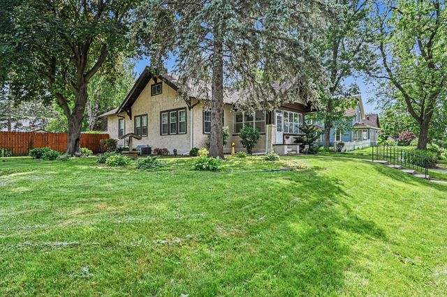 2678 8th Avenue E, North Saint Paul, MN 55109