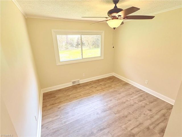 118 Lakeview Circle, Thomasville, NC 27360