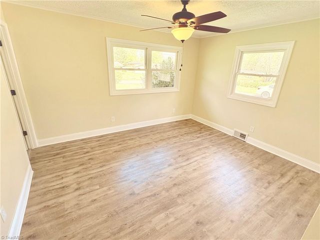 118 Lakeview Circle, Thomasville, NC 27360