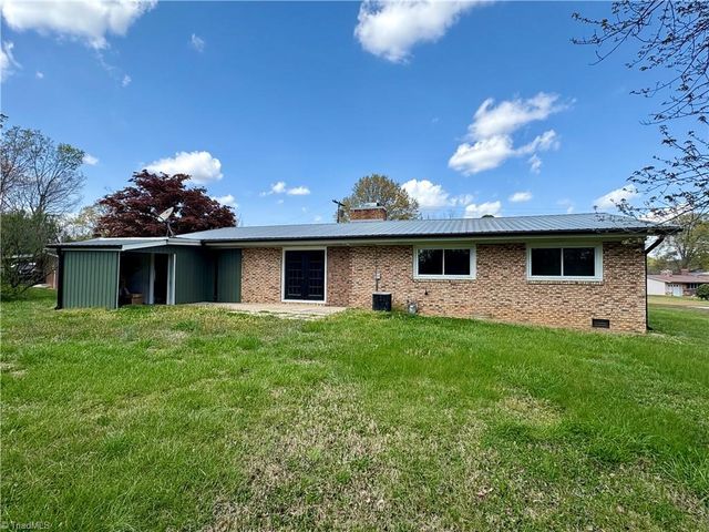 118 Lakeview Circle, Thomasville, NC 27360