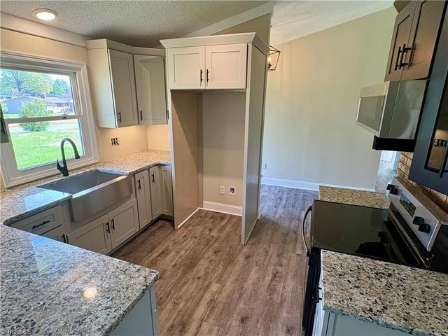 118 Lakeview Circle, Thomasville, NC 27360