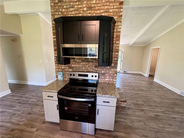 118 Lakeview Circle, Thomasville, NC 27360