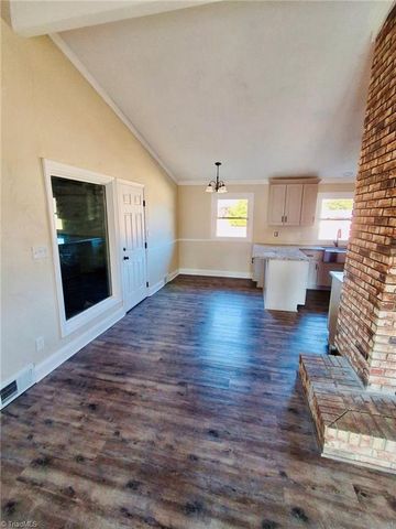 118 Lakeview Circle, Thomasville, NC 27360