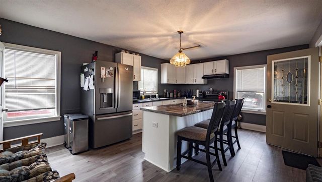 510 S DIVISION STREET, Waupaca, WI 54981
