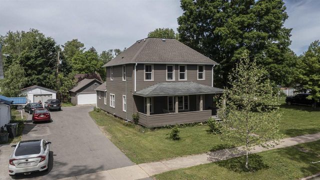 510 S DIVISION STREET, Waupaca, WI 54981