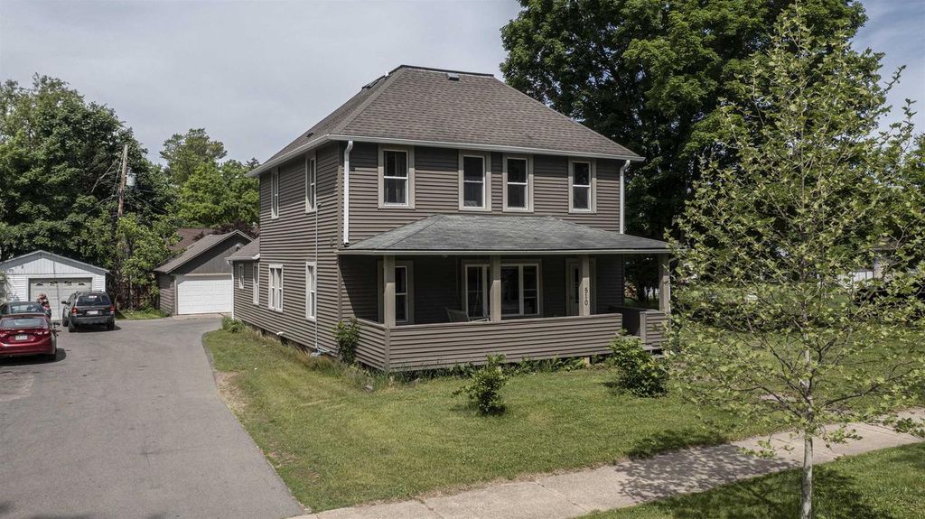 510 S DIVISION STREET, Waupaca, WI 54981