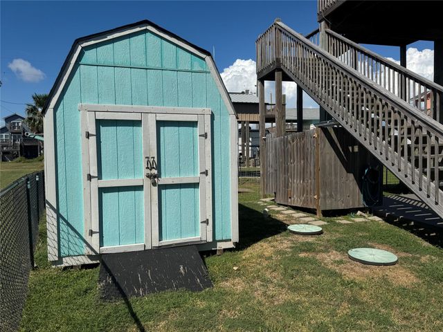 851 Trout Boulevard, Crystal Beach, TX 77650