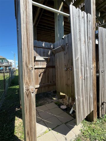 851 Trout Boulevard, Crystal Beach, TX 77650