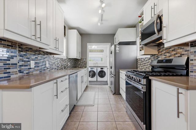 2438 E COUNTY LINE RD, Ardmore, PA 19003