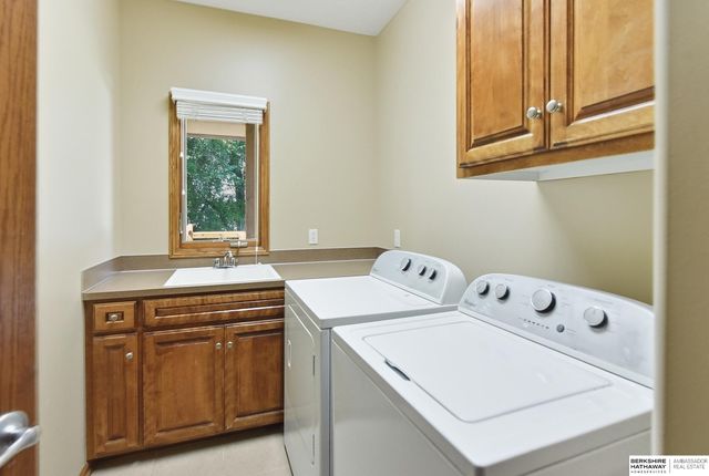 1210 MacArthur Drive, Papillion, NE 68046
