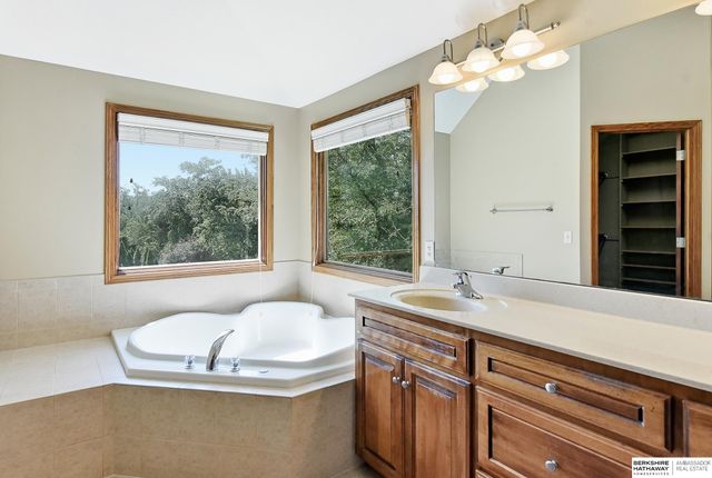 1210 MacArthur Drive, Papillion, NE 68046