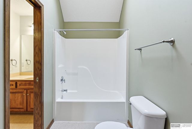 1210 MacArthur Drive, Papillion, NE 68046