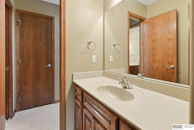1210 MacArthur Drive, Papillion, NE 68046
