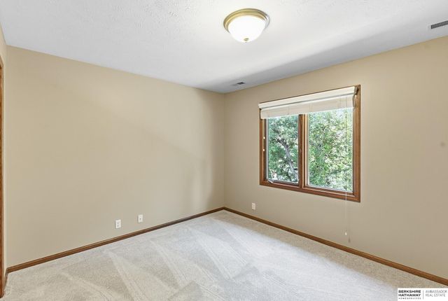 1210 MacArthur Drive, Papillion, NE 68046