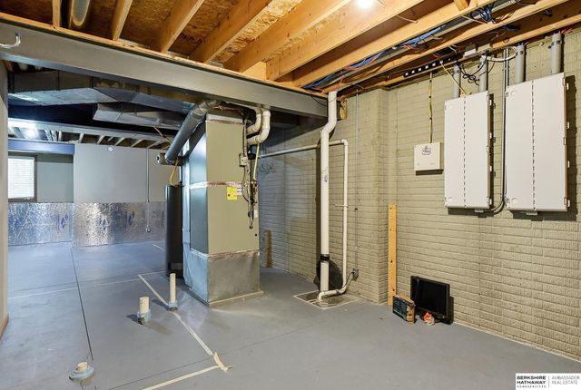 1210 MacArthur Drive, Papillion, NE 68046