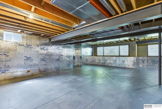 1210 MacArthur Drive, Papillion, NE 68046