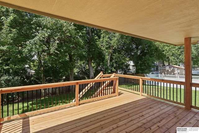 1210 MacArthur Drive, Papillion, NE 68046