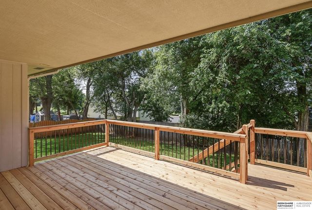 1210 MacArthur Drive, Papillion, NE 68046